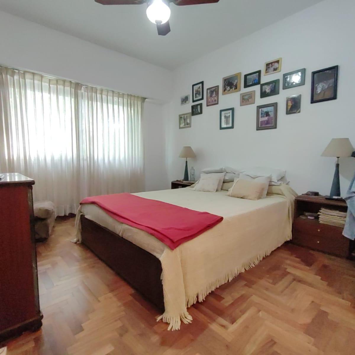 Fantástico Triplex con Garage, Patio, Jardín, Parrilla en Excelente Estado 5