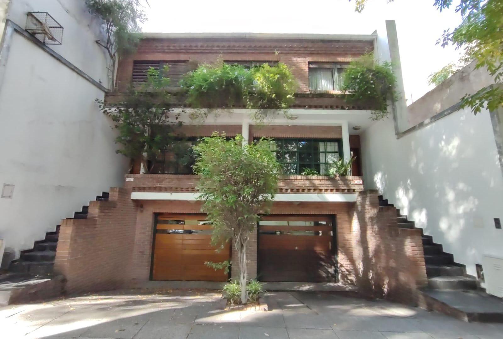 Fantástico triplex con garage, patio, jardín, parrilla en excelente estado
