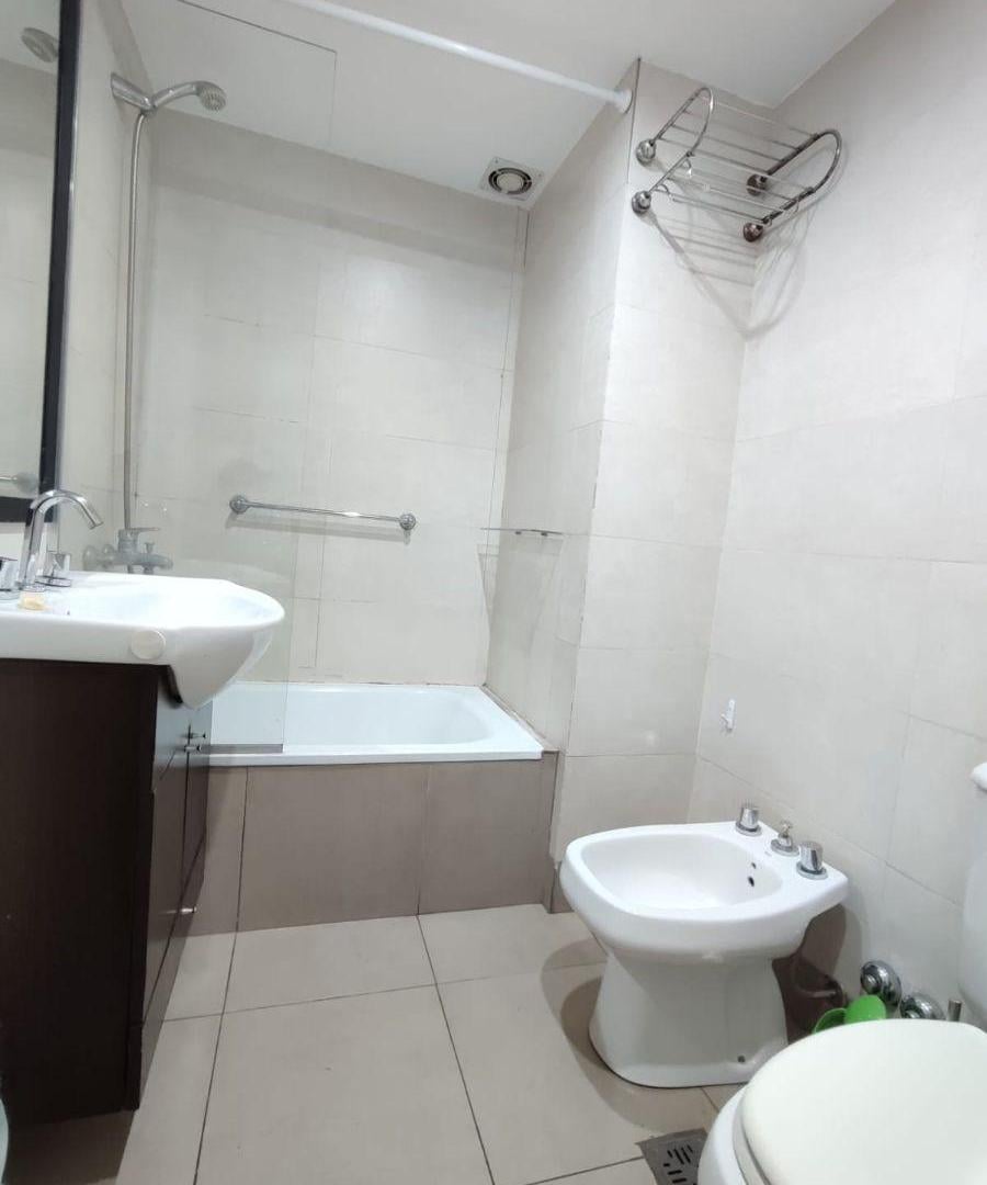 Muy buen 2amb en suite con amplio balcón - cochera - toilette