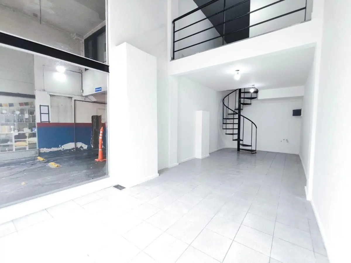 Excelente local en planta abierta hecho a nuevo sin expensas 5