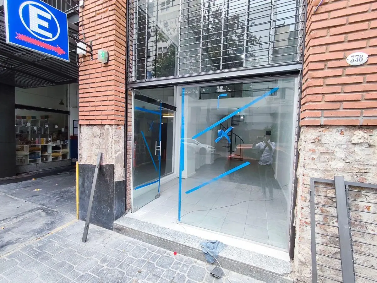 Excelente local en planta abierta hecho a nuevo sin expensas 2