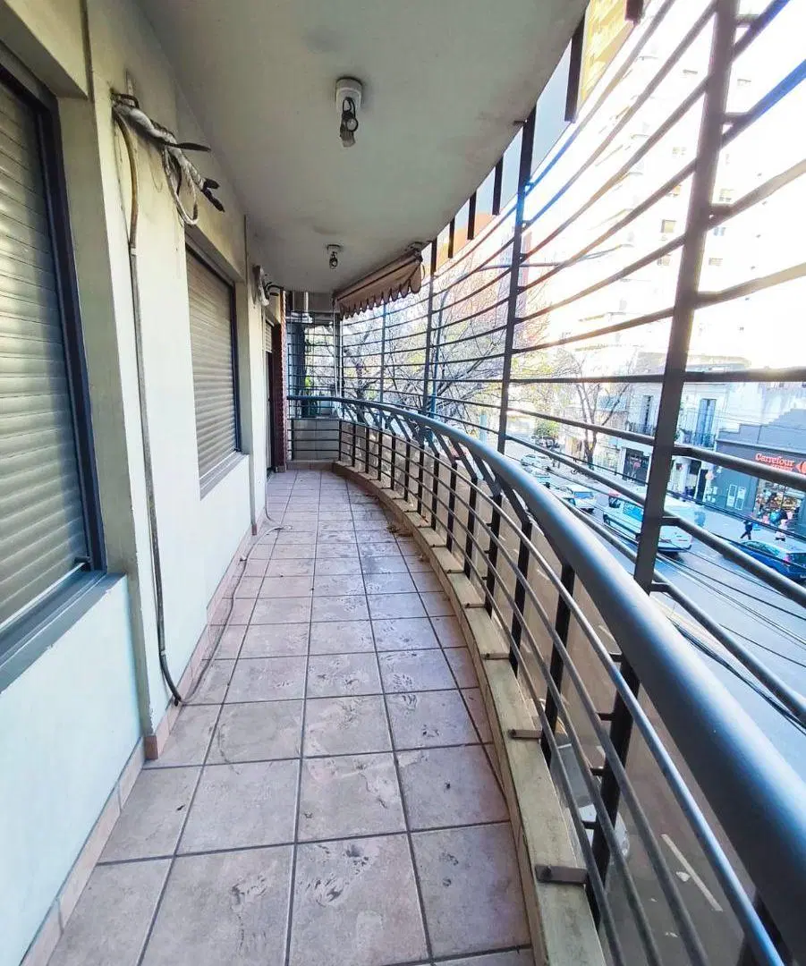 Hermoso SEMIPISO al frente de 4amb con balcón corrido y cochera 1
