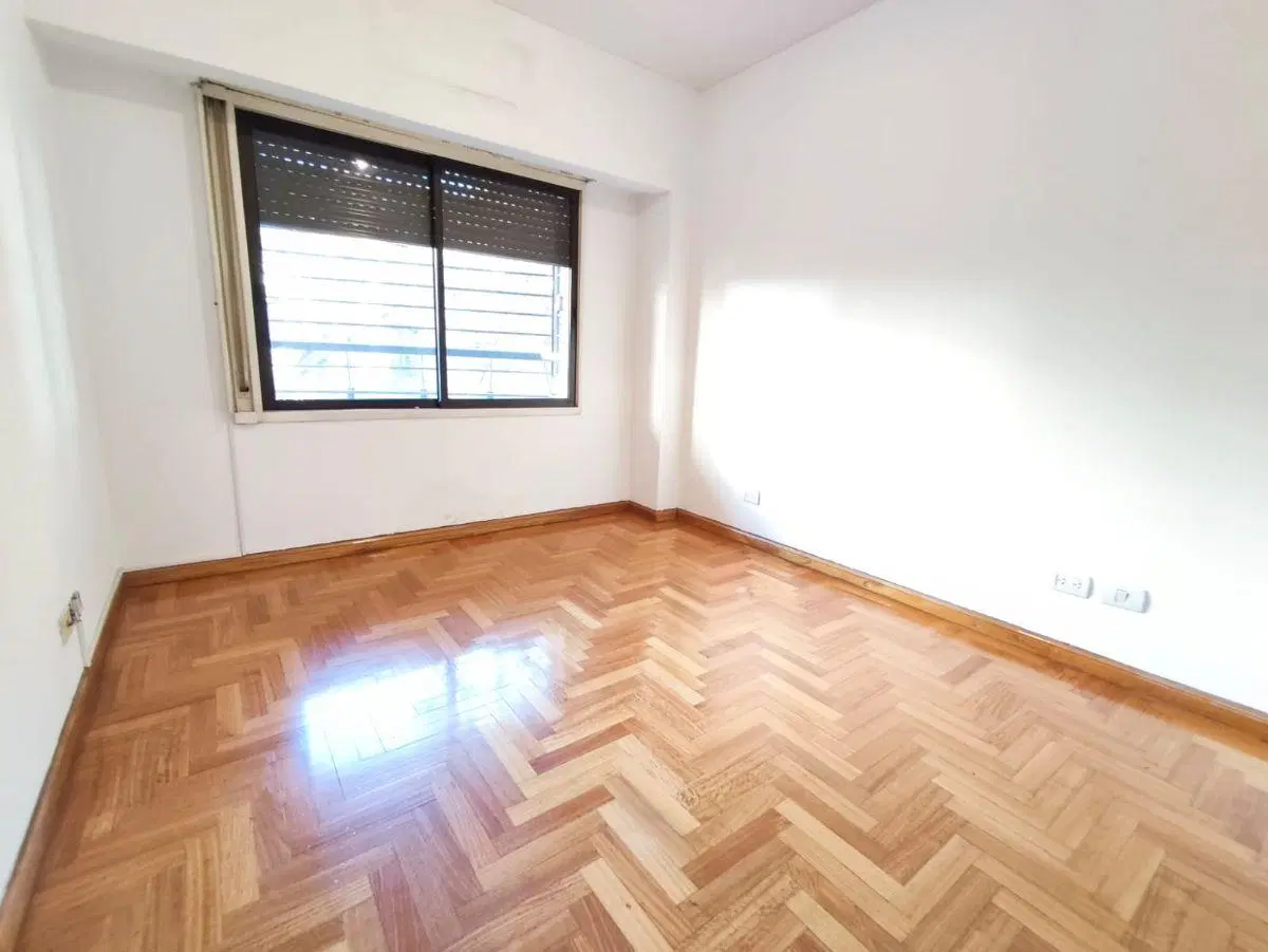 Excelente semipiso de 4amb con cochera y amplio balcón 4