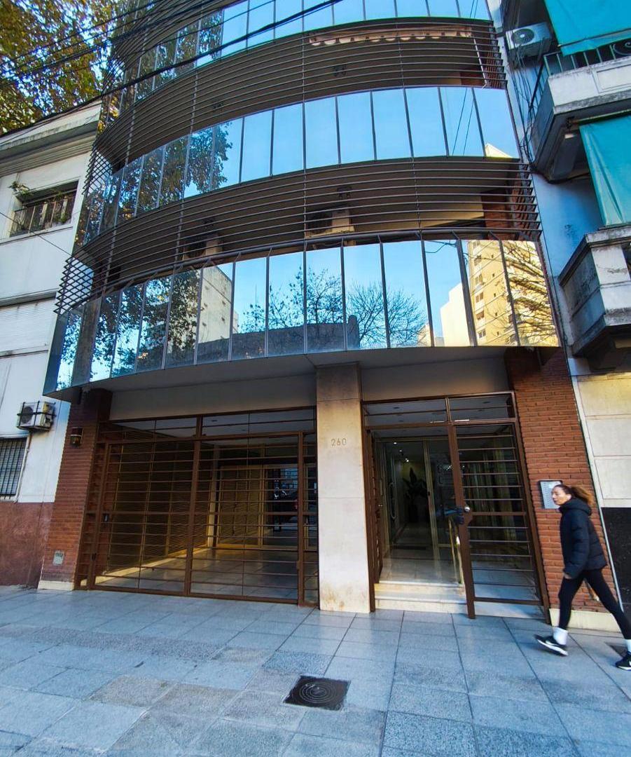 Excelente semipiso de 4amb con cochera y amplio balcón