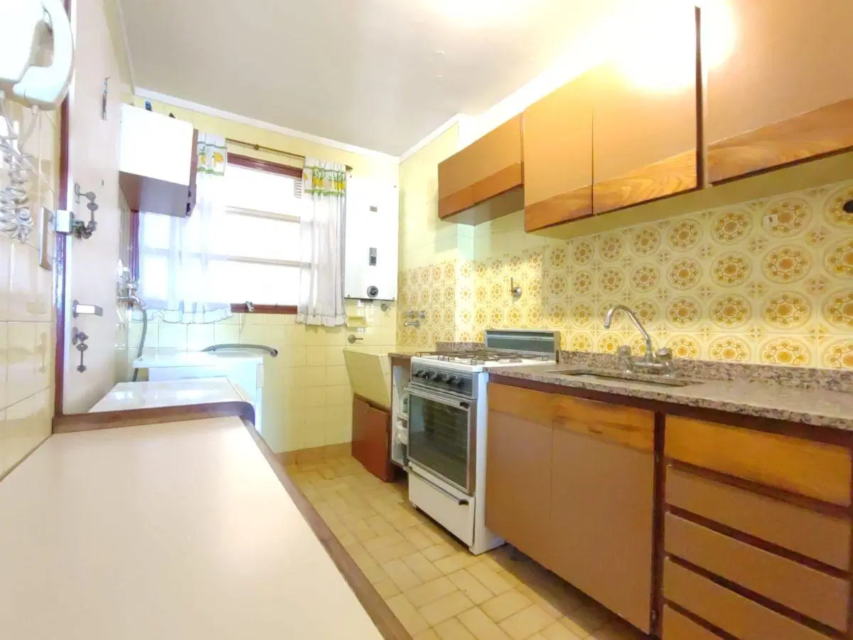 Muy buen 4amb en piso alto con balcón, vista abierta y cochera 3