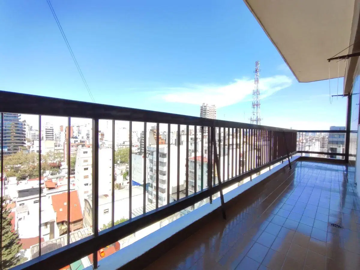Muy buen 4amb en piso alto con balcón, vista abierta y cochera 2