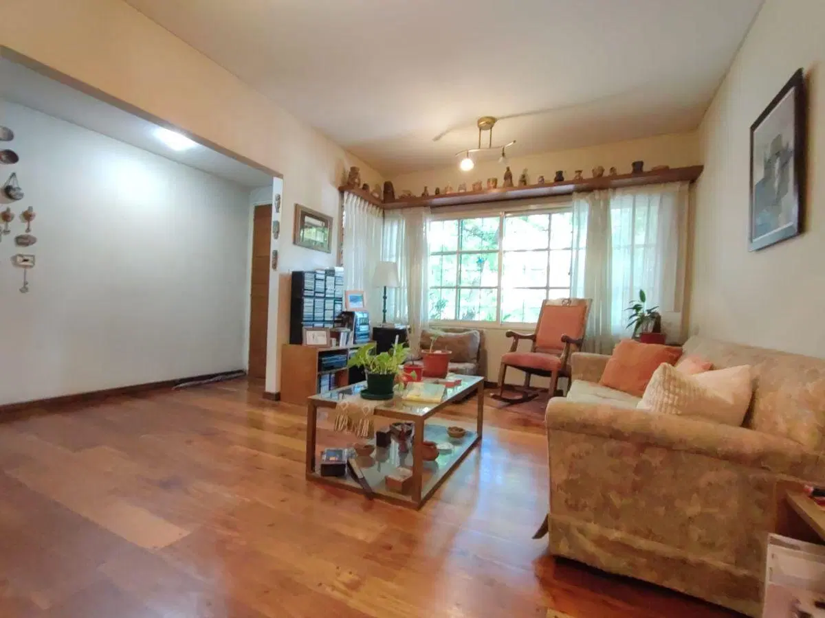 Precioso triplex con fondo, jardín, cochera, parrilla y playroom en excelente estado 3