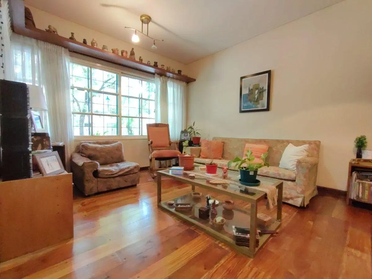 Precioso triplex con fondo, jardín, cochera, parrilla y playroom en excelente estado 2