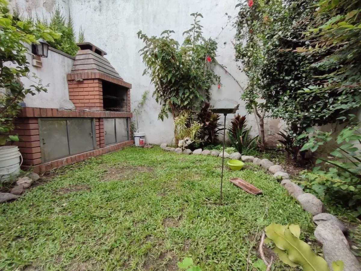 Precioso triplex con fondo, jardín, cochera, parrilla y playroom en excelente estado 5