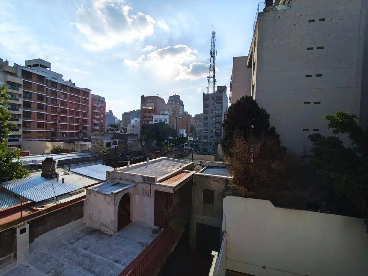 Cómodo y muy luminoso ambiente en gran ubicación 5