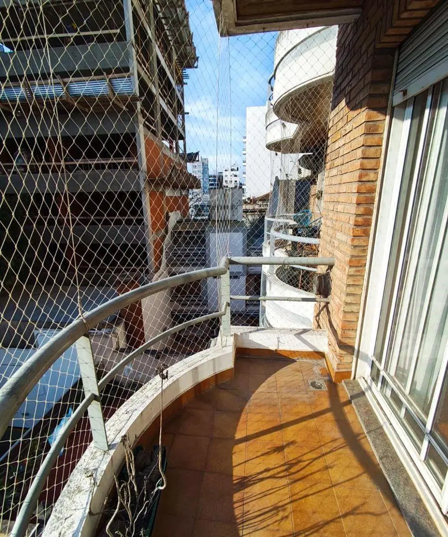 Cómodo y muy luminoso ambiente en gran ubicación 1