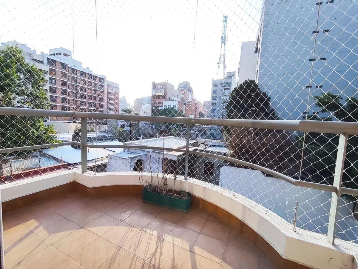 Cómodo y muy luminoso ambiente en gran ubicación 2