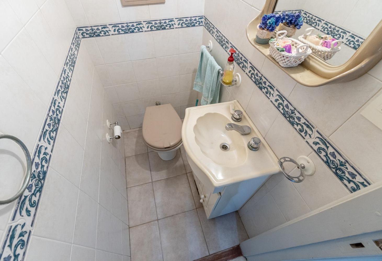 Excelente chalet en venta de 5 ambientes, con jardin y piscina, en Carapachay.