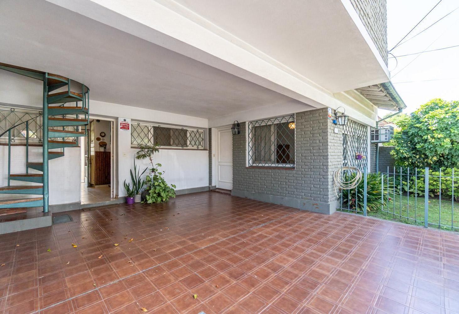 Excelente chalet en venta de 5 ambientes, con jardin y piscina, en Carapachay.