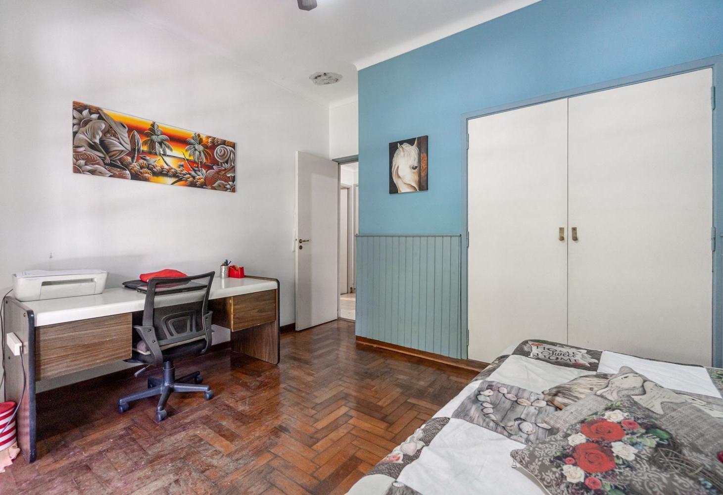 Excelente chalet en venta de 5 ambientes, con jardin y piscina, en Carapachay.