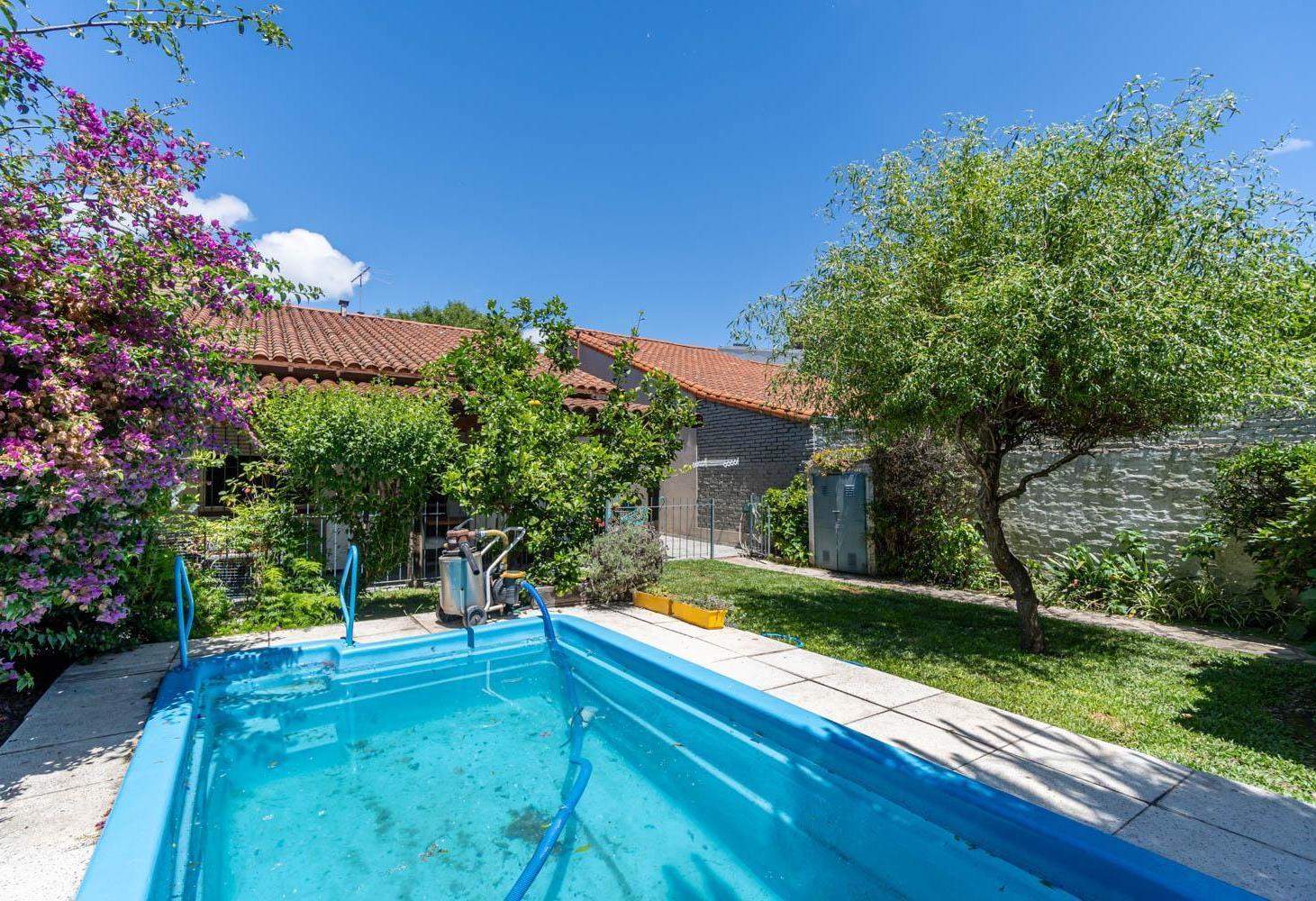 Excelente chalet en venta de 5 ambientes, con jardin y piscina, en Carapachay.