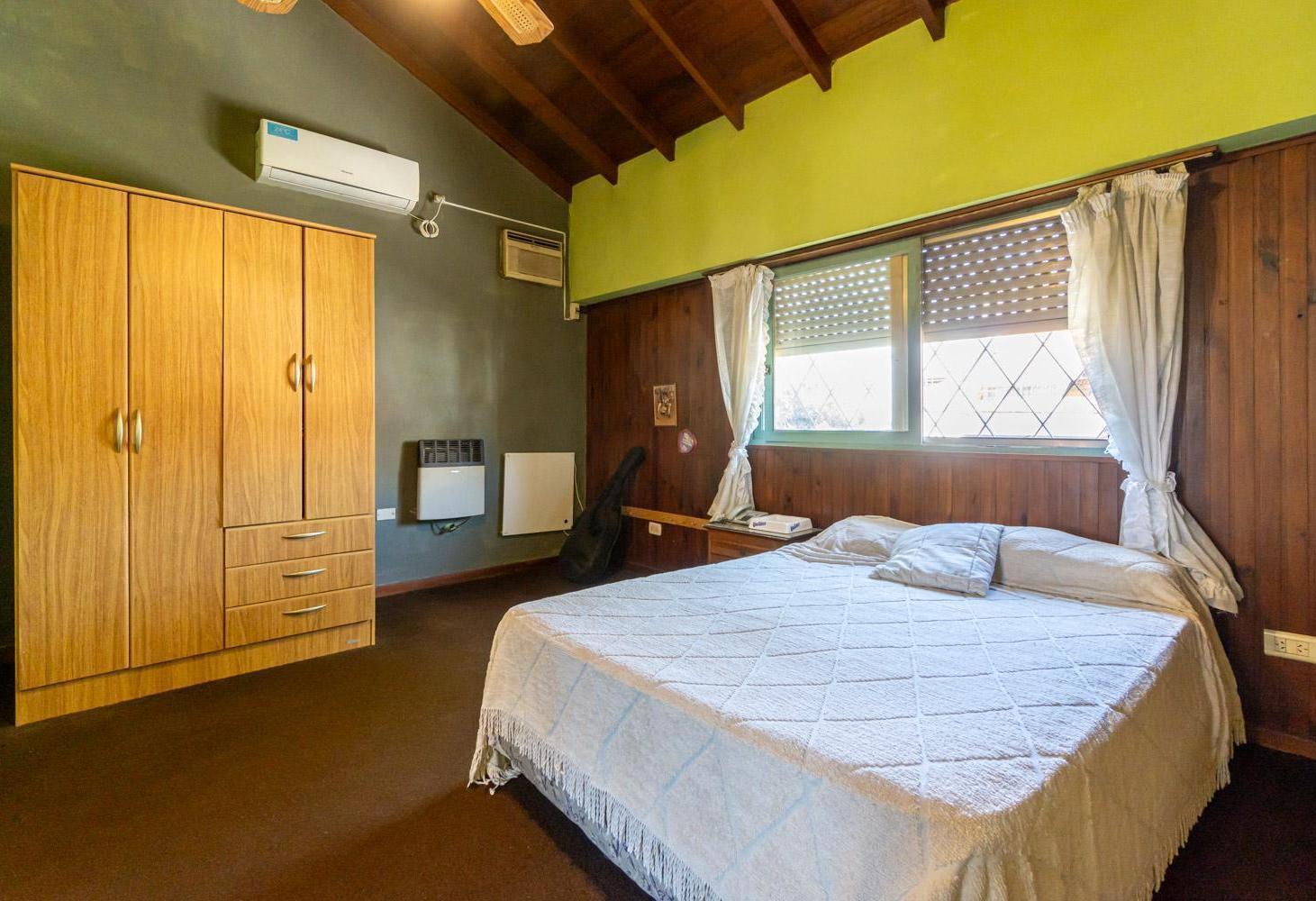 Excelente chalet en venta de 5 ambientes, con jardin y piscina, en Carapachay.