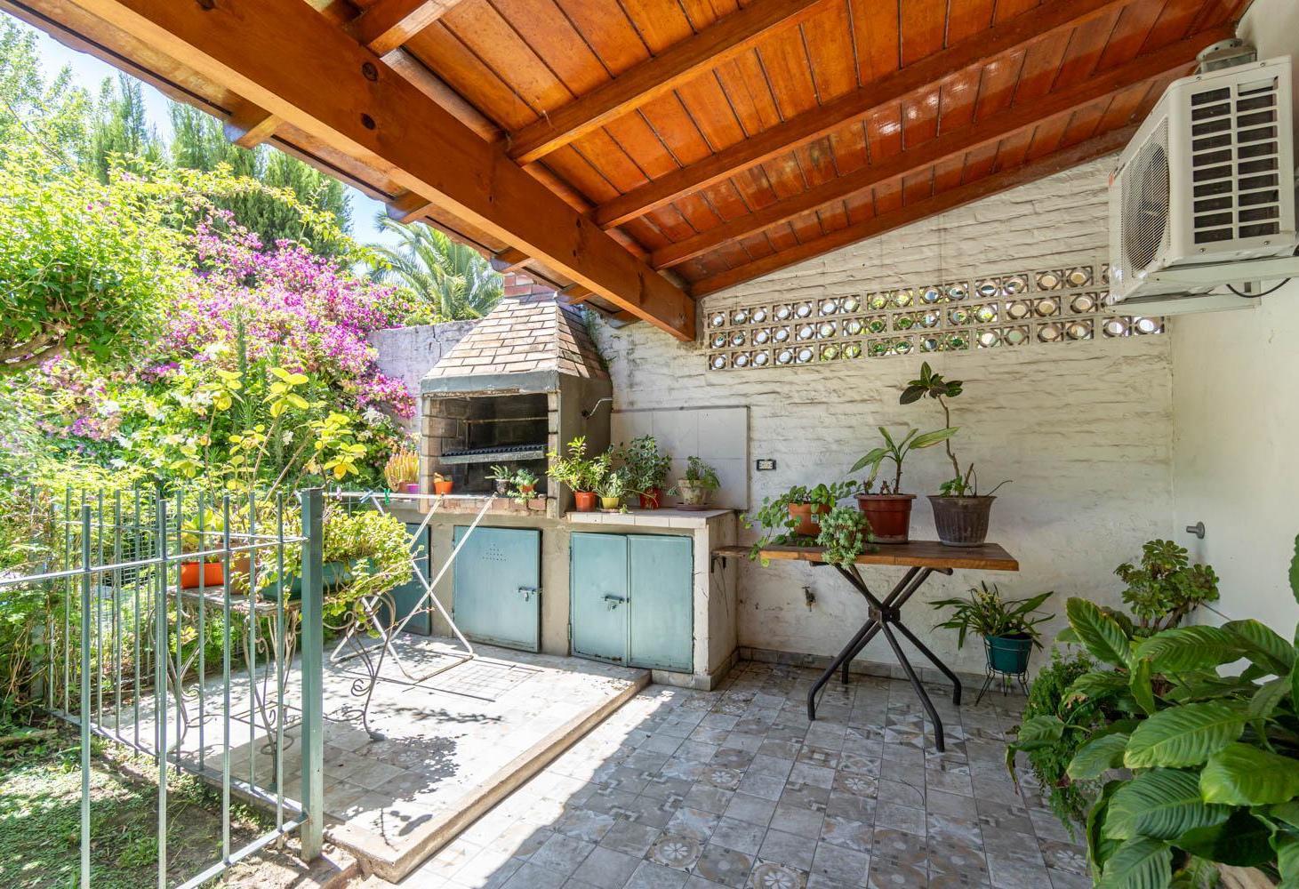 Excelente chalet en venta de 5 ambientes, con jardin y piscina, en Carapachay.