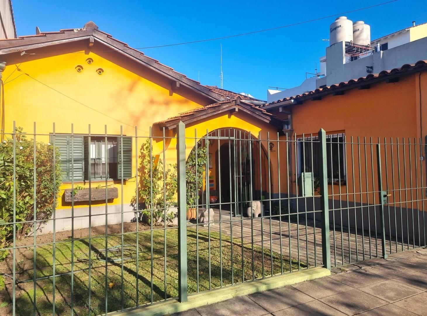 MUY BUEN PH AL FRENTE EN VENTA. 3 AMB CON MONOAMB EN BLOCK. COCHERA, ZONA V. ADELINA DE VTE LOPEZ