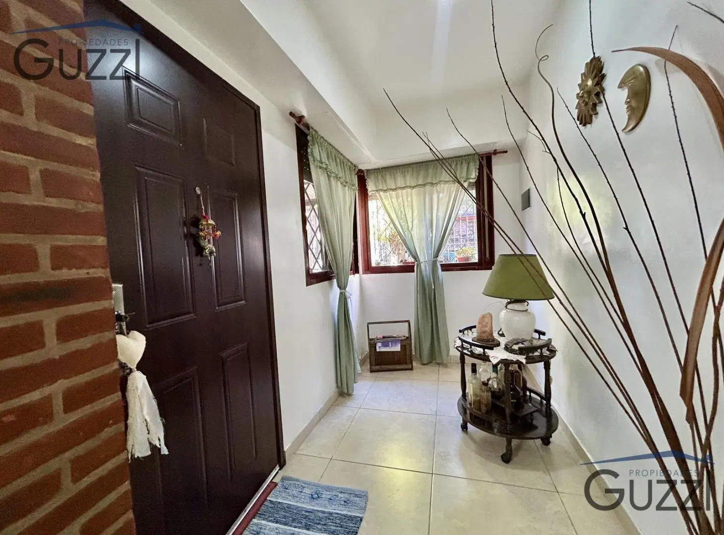 Venta de casa en Villa Adelina sobre lote propio de 10 x 30 m, con cochera cubierta al frente. 3