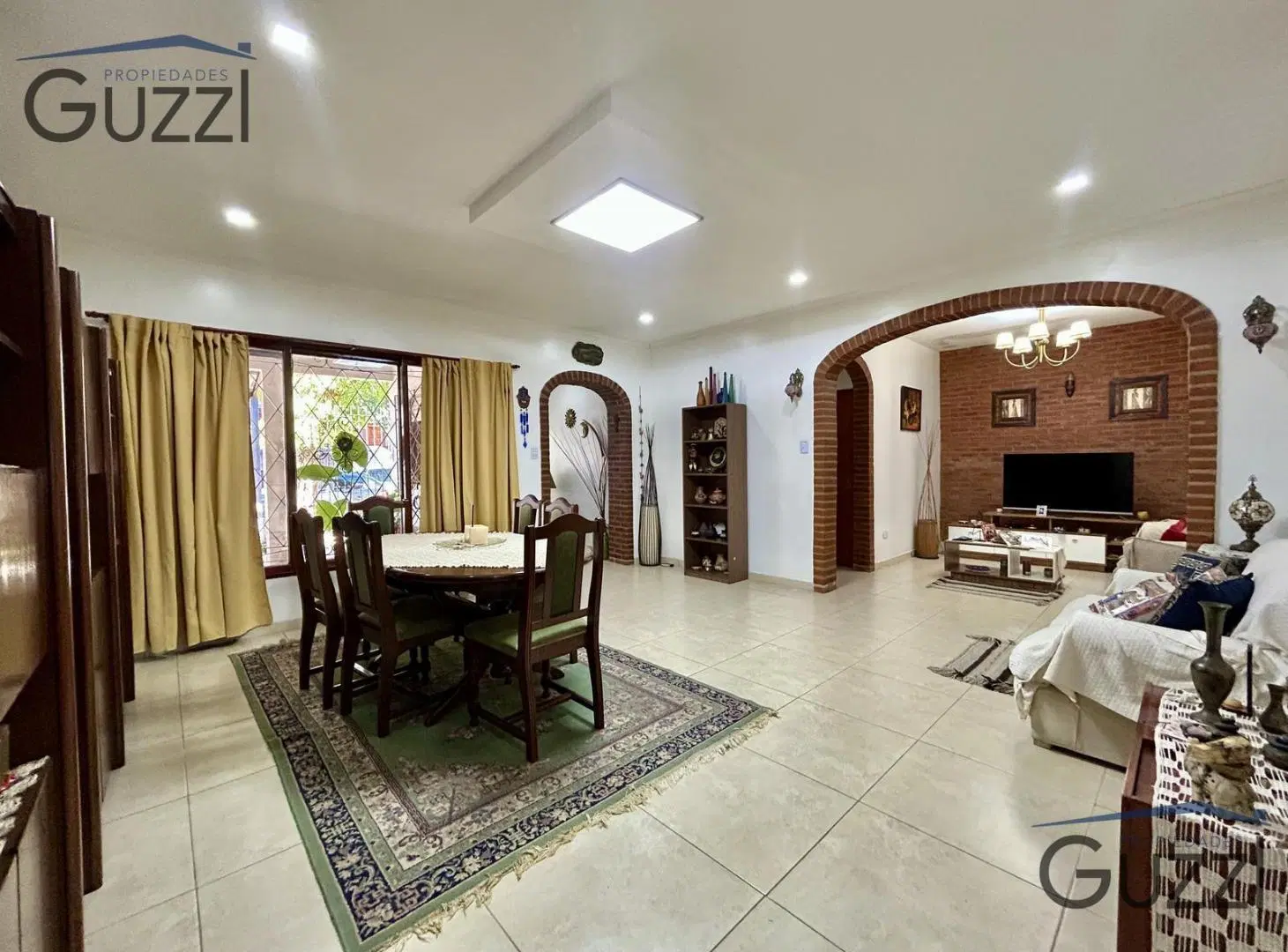 Venta de casa en Villa Adelina sobre lote propio de 10 x 30 m, con cochera cubierta al frente. 4
