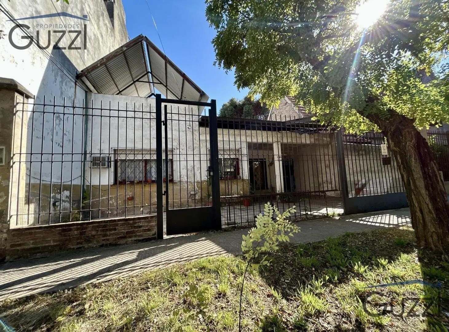Venta de casa en Villa Adelina sobre lote propio de 10 x 30 m, con cochera cubierta al frente. 2