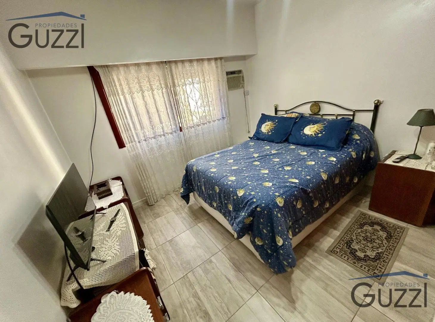 Venta de casa en Villa Adelina sobre lote propio de 10 x 30 m, con cochera cubierta al frente. 5
