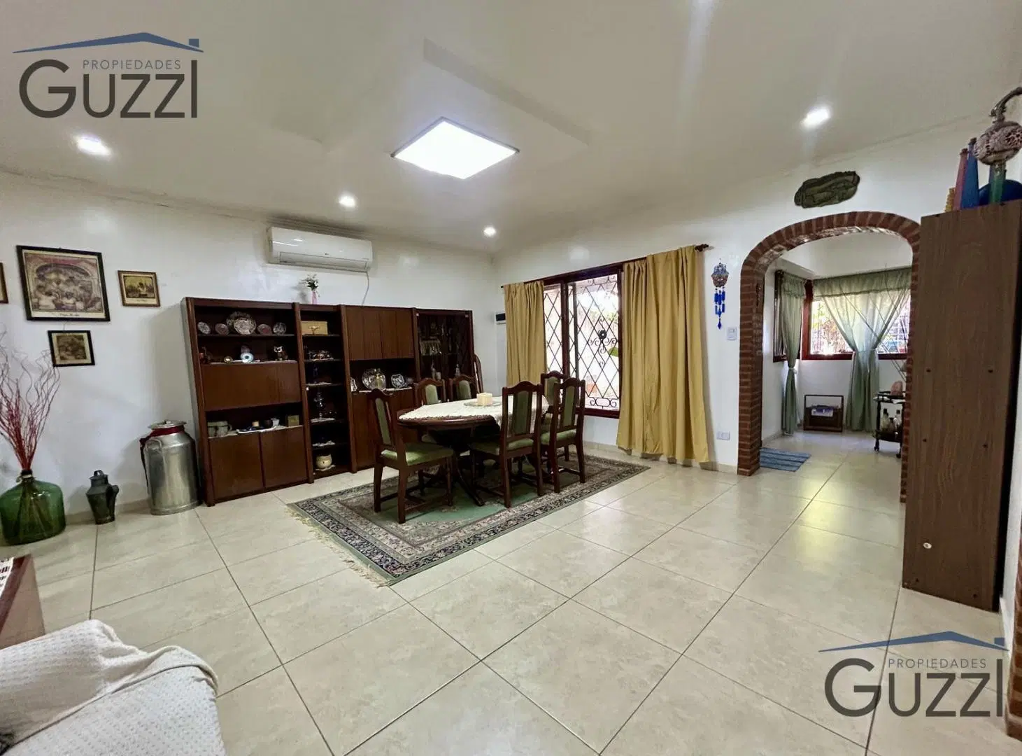 Venta de casa en Villa Adelina sobre lote propio de 10 x 30 m, con cochera cubierta al frente. 1