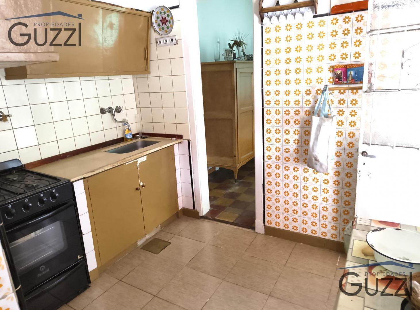Foto de CASA A LA VENTA DE 3 AMBIENTES EN CARAPACHAY. PARA ACTUALIZAR. POSIBLE, imagen 2