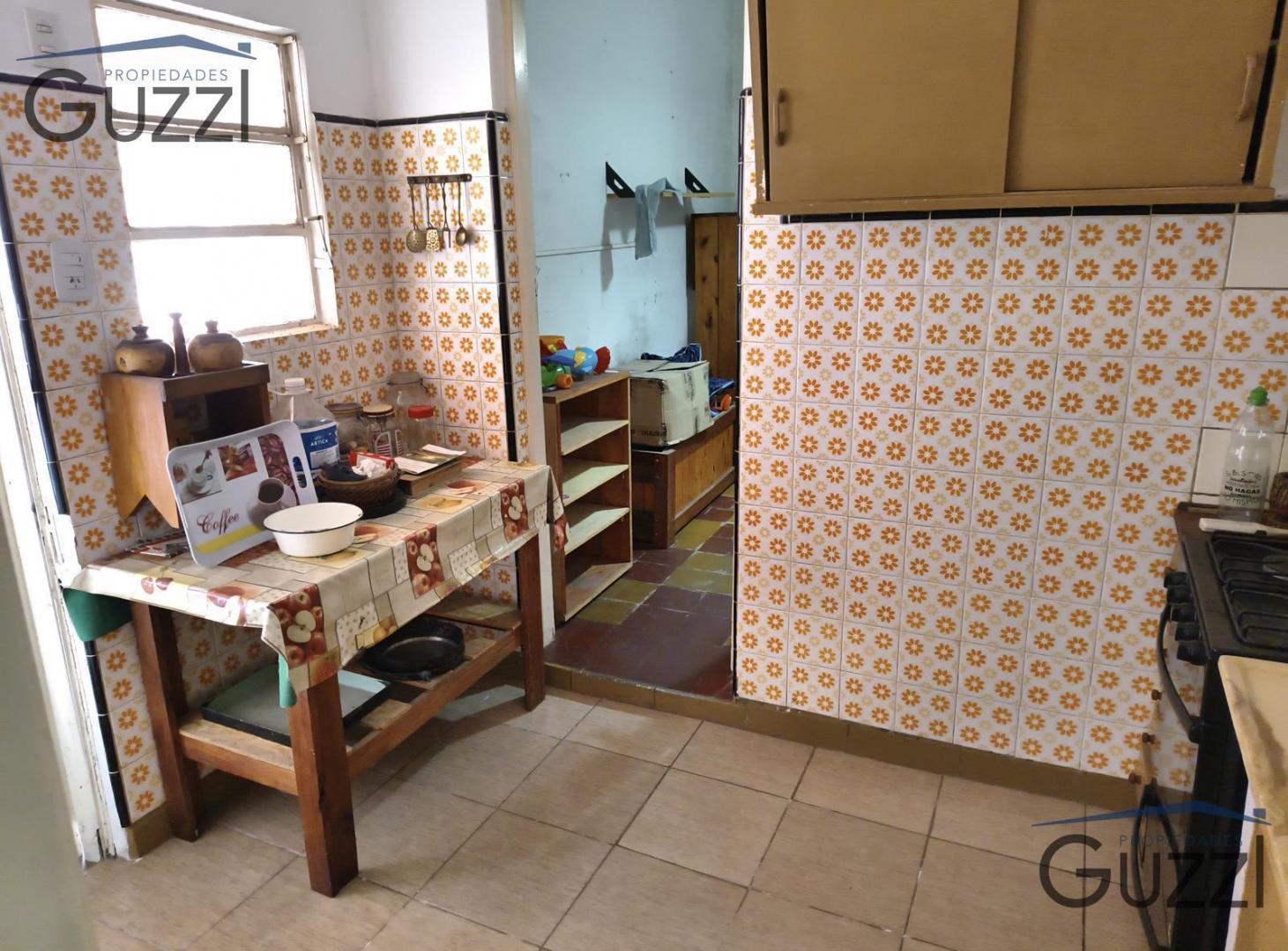 Foto de CASA A LA VENTA DE 3 AMBIENTES EN CARAPACHAY. PARA ACTUALIZAR. POSIBLE, imagen 4