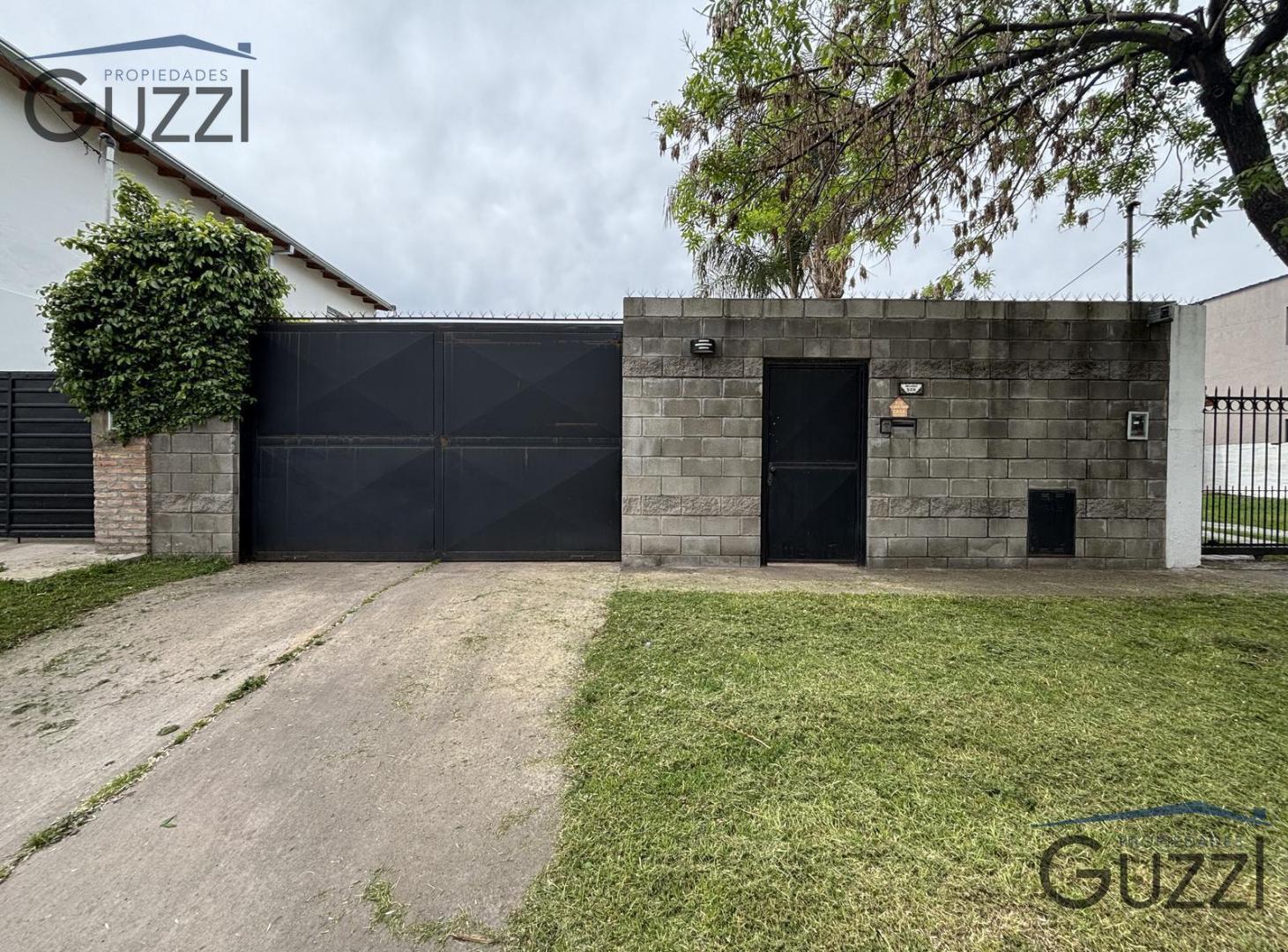 Foto de CASA A LA VENTA DE 2 AMBIENTES Y MEDIO, EXTENSO JARDIN DELANTERO, imagen 2