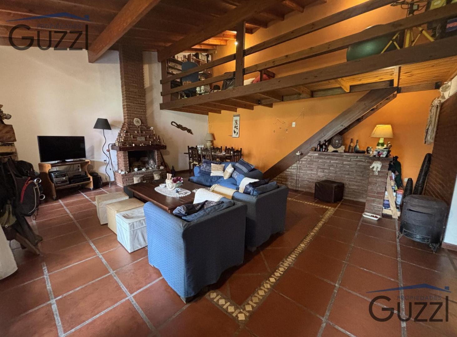 Foto de CASA A LA VENTA DE 2 AMBIENTES Y MEDIO, EXTENSO JARDIN DELANTERO, imagen 1