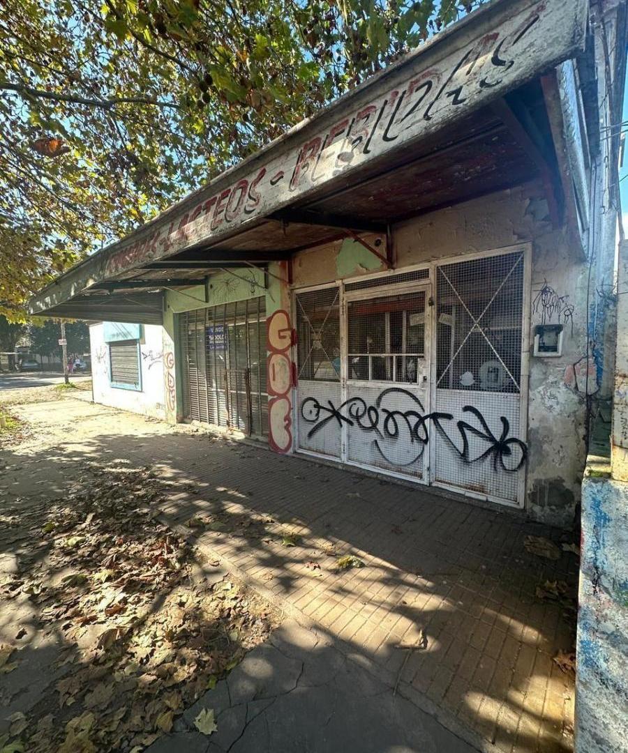 Foto de Esquina comercial en venta – 3 locales + depto en Gutiérrez, doble, imagen 2