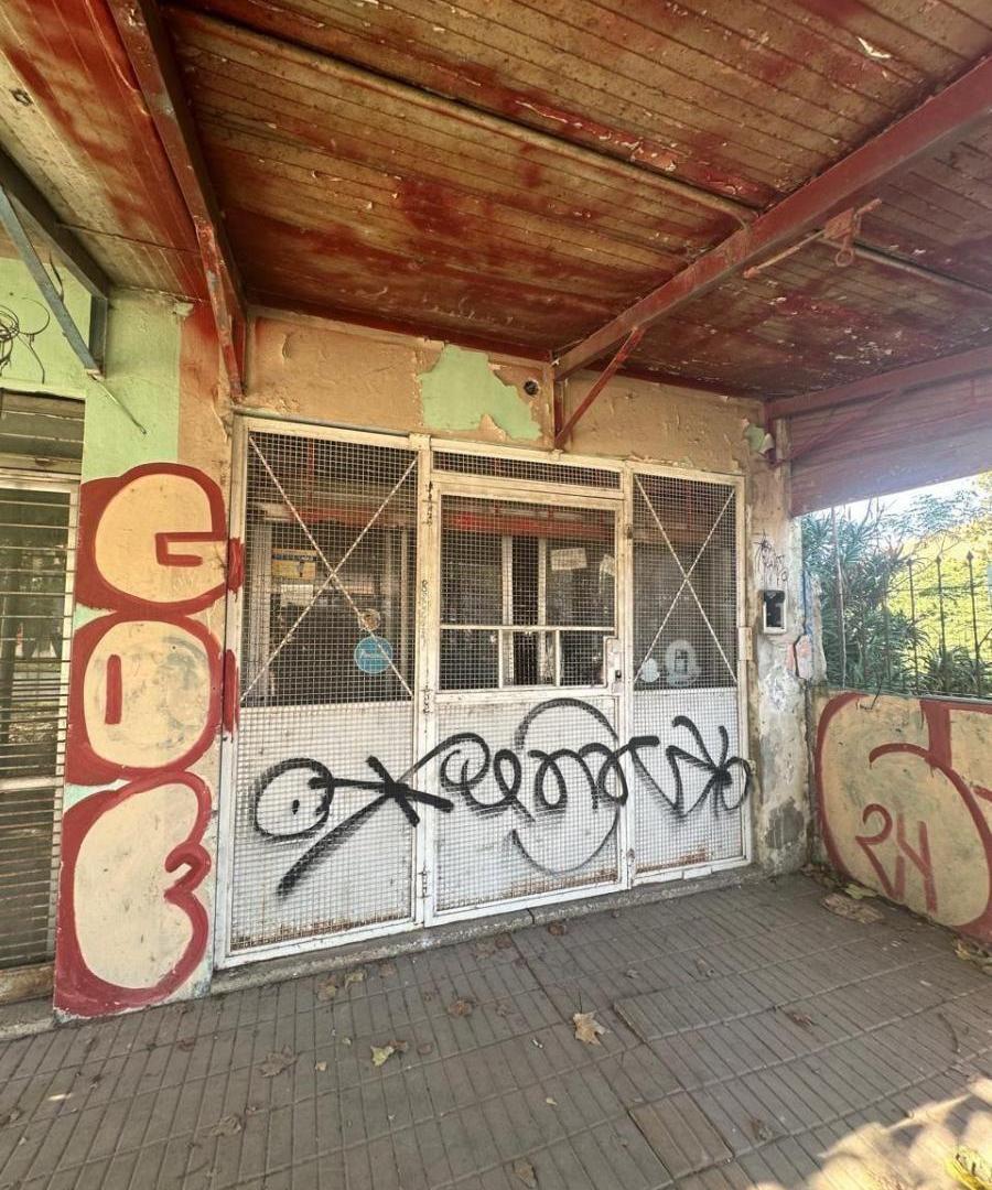 Foto de Esquina comercial en venta – 3 locales + depto en Gutiérrez, doble, imagen 3