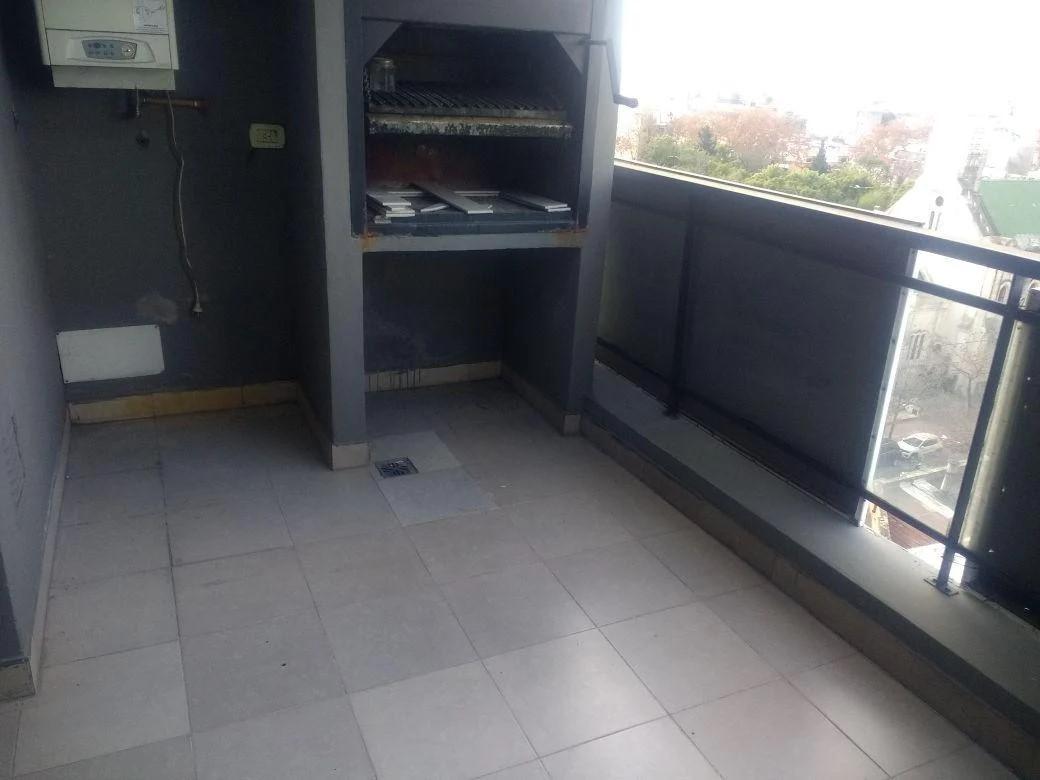 Excelente Duplex 2 Amb. Piso Alto. Al Frente. Balcón c/ Parrilla- Apto Crédito.!