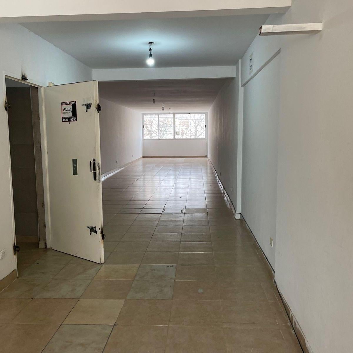 Excelente Oficina Comercial en Argerich 600. -Flores-