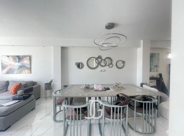 Hermoso Piso de 5 Amb. C/Dep. 170 m2.  Con 2 Cocheras.  Av. Boyaca 500- 4