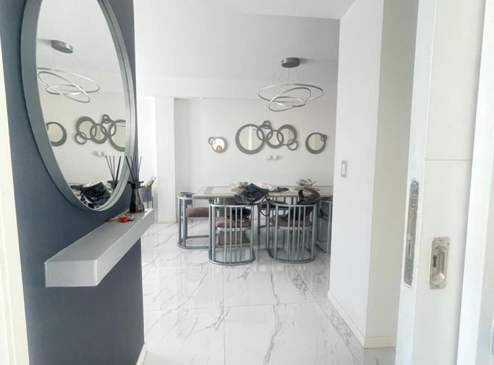 Hermoso Piso de 5 Amb. C/Dep. 170 m2.  Con 2 Cocheras.  Av. Boyaca 500- 3