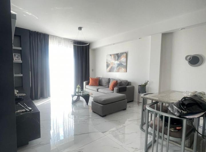 Hermoso Piso de 5 Amb. C/Dep. 170 m2.  Con 2 Cocheras.  Av. Boyaca 500- 5