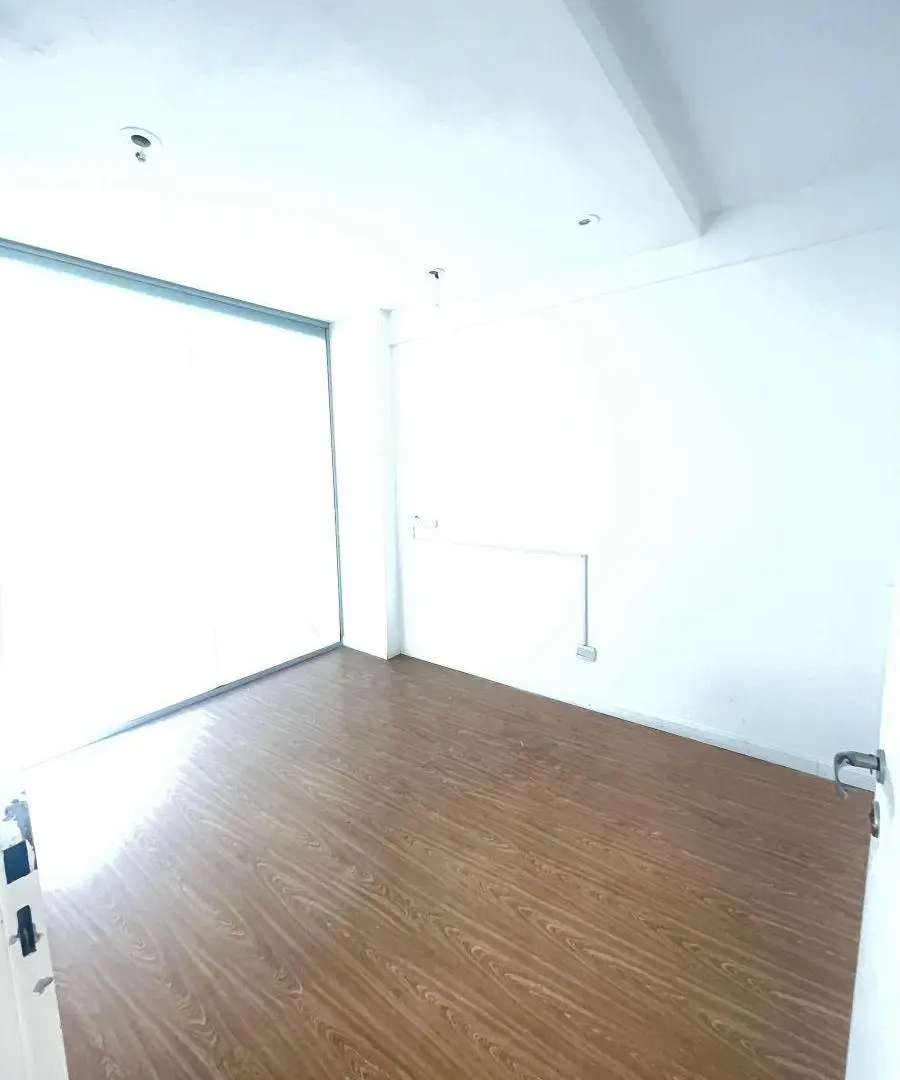 Excelente Oficina 75 m2 con patio de 120m2 ,en Plena Zona Comercial Avellaneda 5