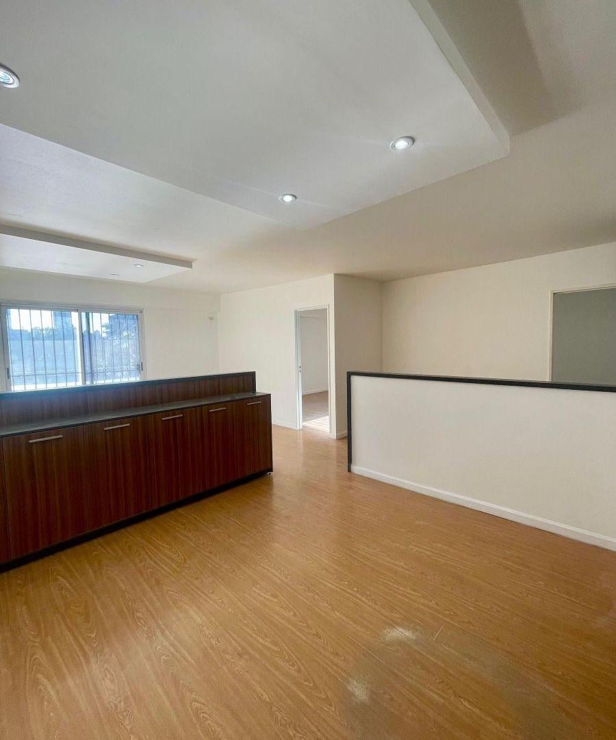 Foto de Excelente Oficina 75 m2 con patio de 120m2 ,en Plena Zona Comercial, imagen 3