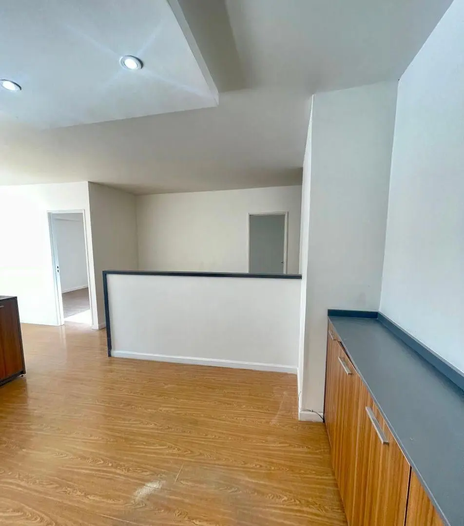 Excelente Oficina 75 m2 con patio de 120m2 ,en Plena Zona Comercial Avellaneda 1