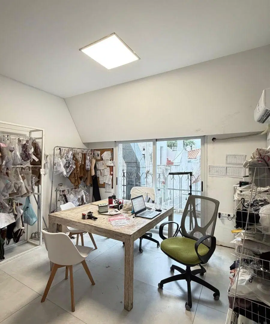 Excelente Oficina Comercial en la 1º piso . Super Luminosa,en el centro de Belgrano 5