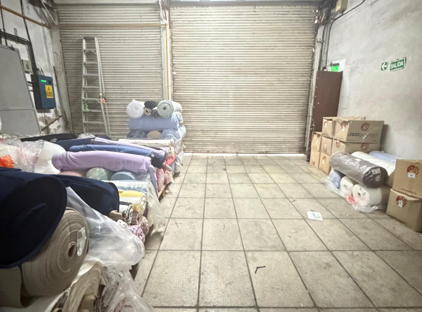 Foto de Excelente Deposito en Venta- sobre 8,70 x 35 -600 M2- Camarones 2000, imagen 1