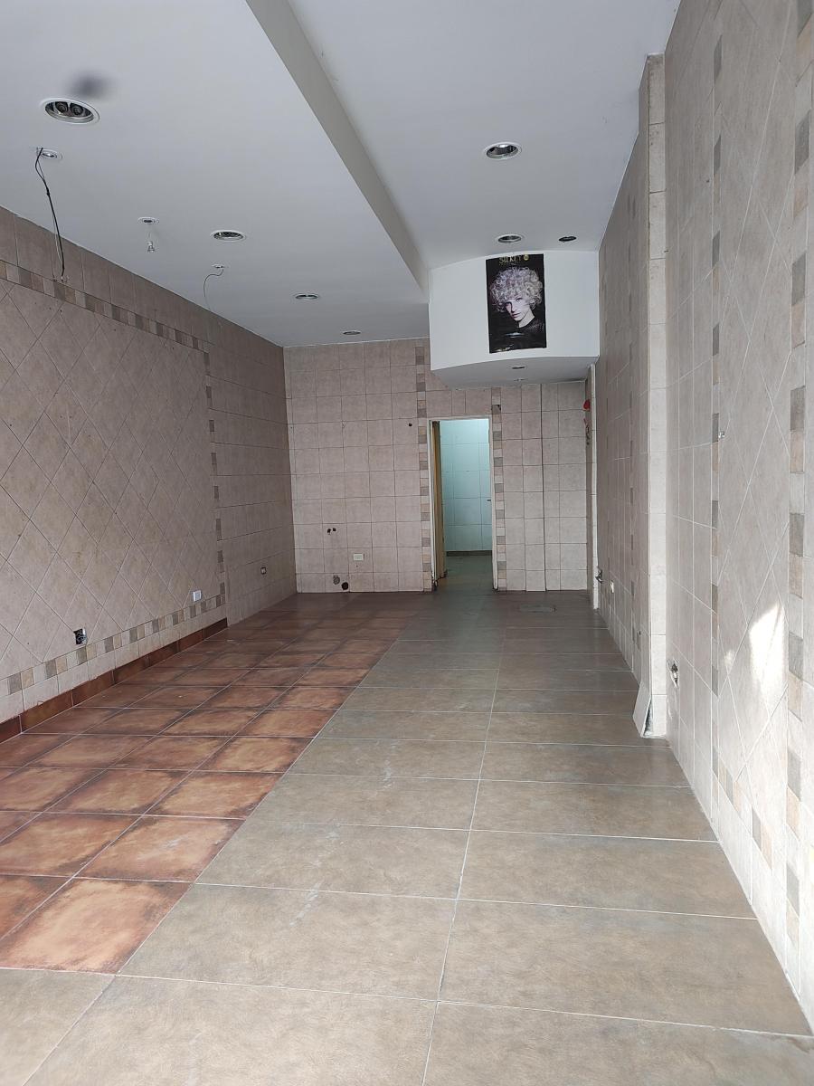 MUY BUEN LOCAL COMERCIAL A MTS ESTACION CARAPACHAY
