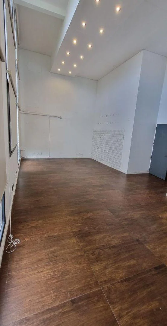 EXCCELENTE OFICINA COMERCIAL, ZONA COLEGIOS Y COMERCIOS DE ZONA