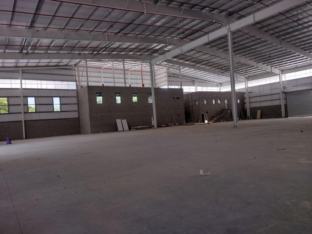 NAVE INDUSTRIAL TRIPLE A, CON SALIDA A CUATRO CALLES A ESTRENAR