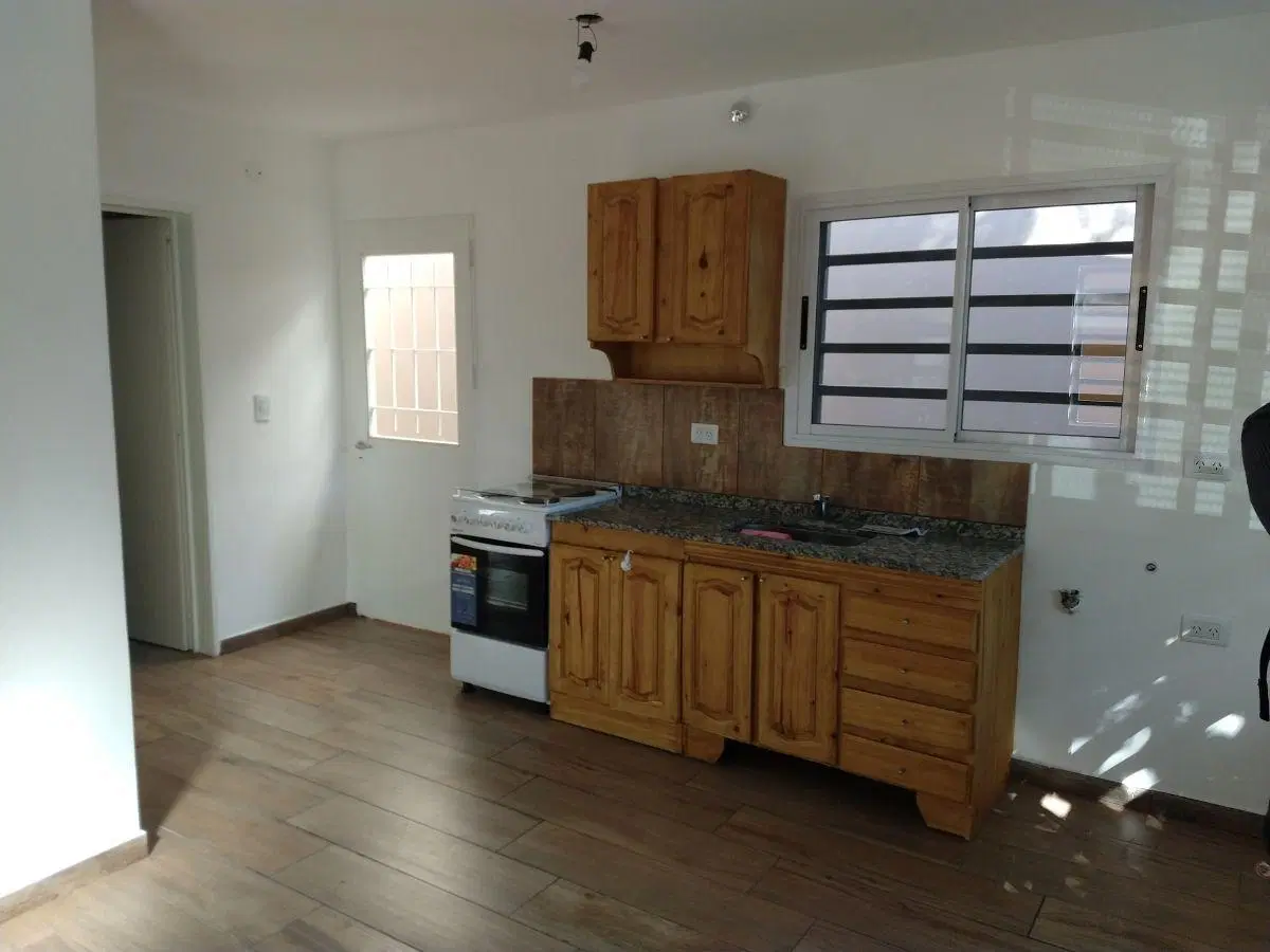 EXCELENTE CHALET 2 AMBIENTES CON COCHERA, NO PERMITEN ANIMALES 3
