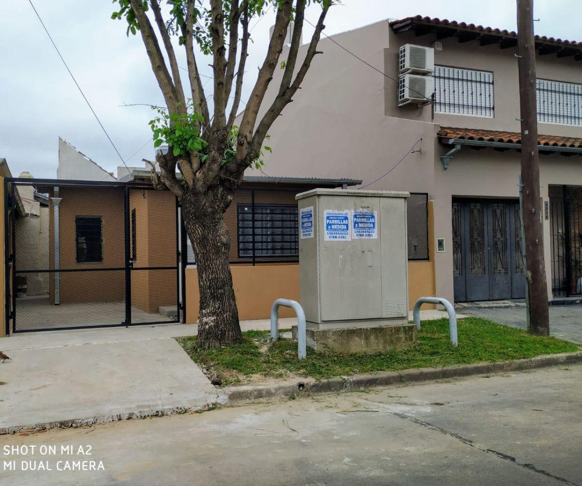 EXCELENTE CHALET 2 AMBIENTES CON COCHERA, NO PERMITEN ANIMALES
