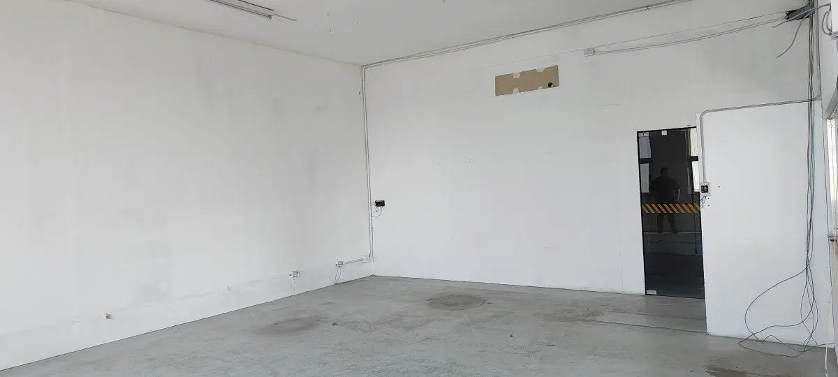 EXCELENTE NAVE INDUSTRIAL EN POLO INDUSTRIAL CON VIGILANCIA Y 325 M2 DE OFICINAS 4